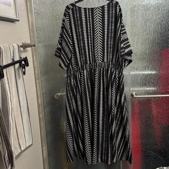 Black & White V-Neck Midi Dress with Elastic Waist - Picture 4 of 5